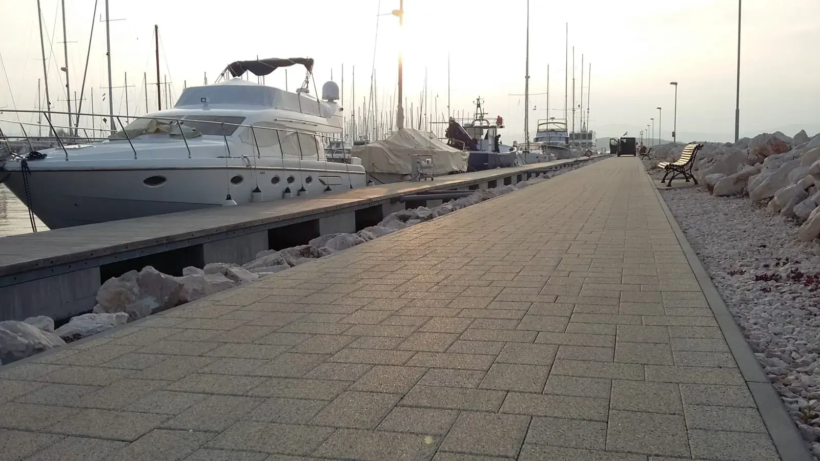 Popločana šetnica marine Kornati u Biogradu na Moru uz vez za jahte