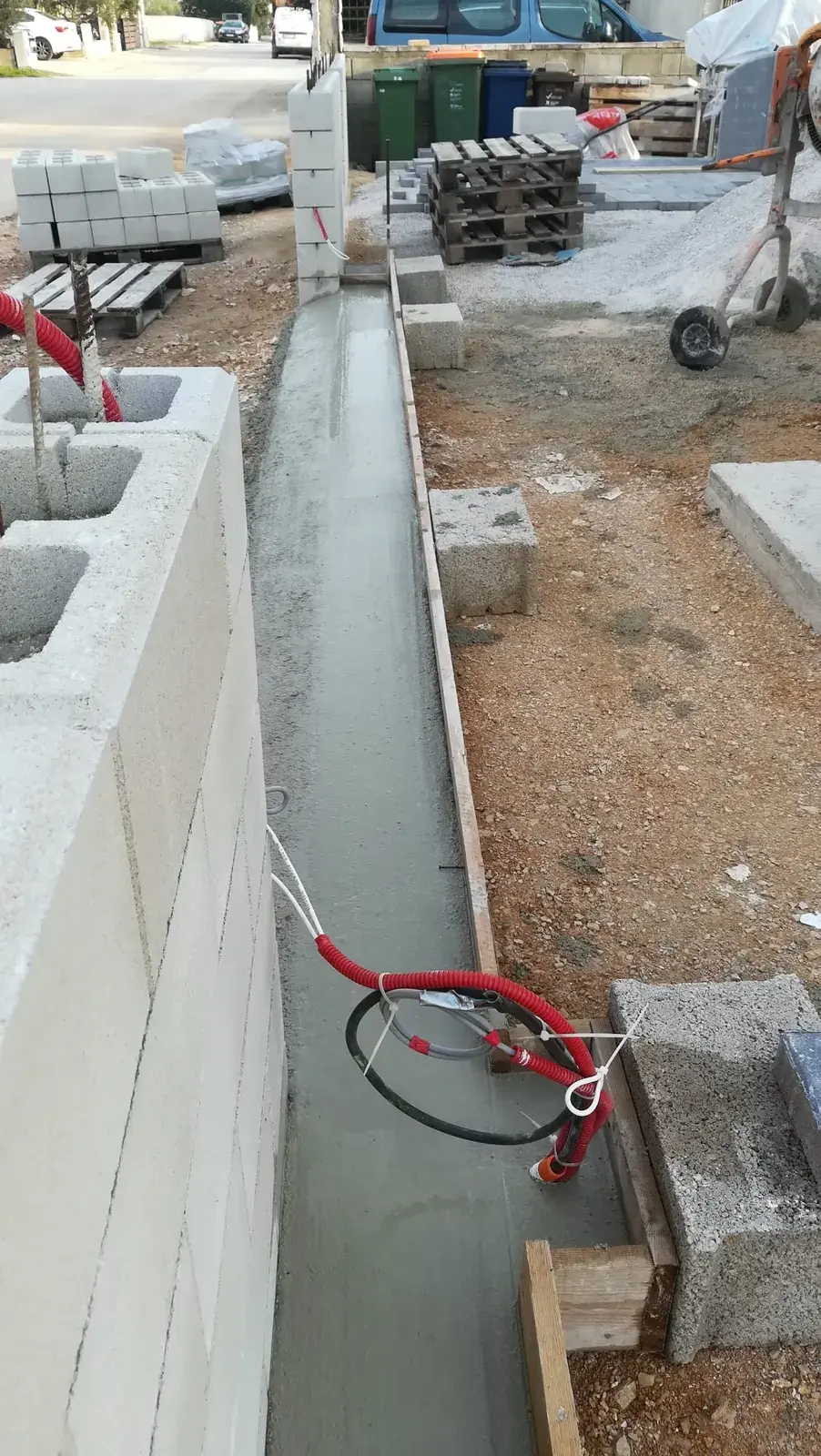 Betoniranje temeljne trake za tračnicu kliznih vrata