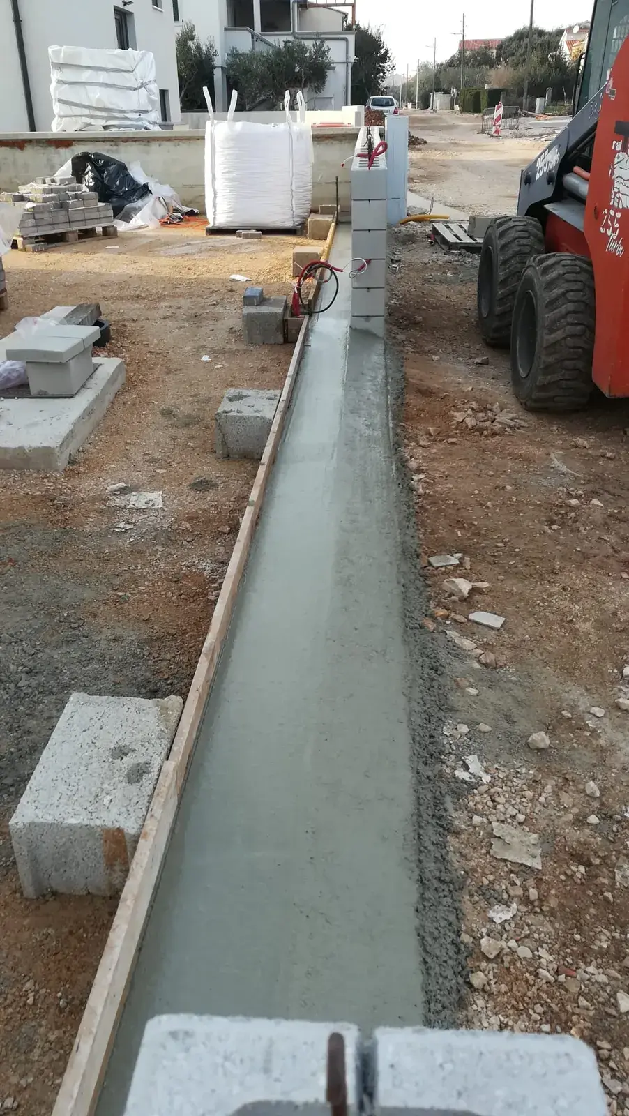 Betoniranje temeljne trake za tračnicu kliznih vrata uz dvorište