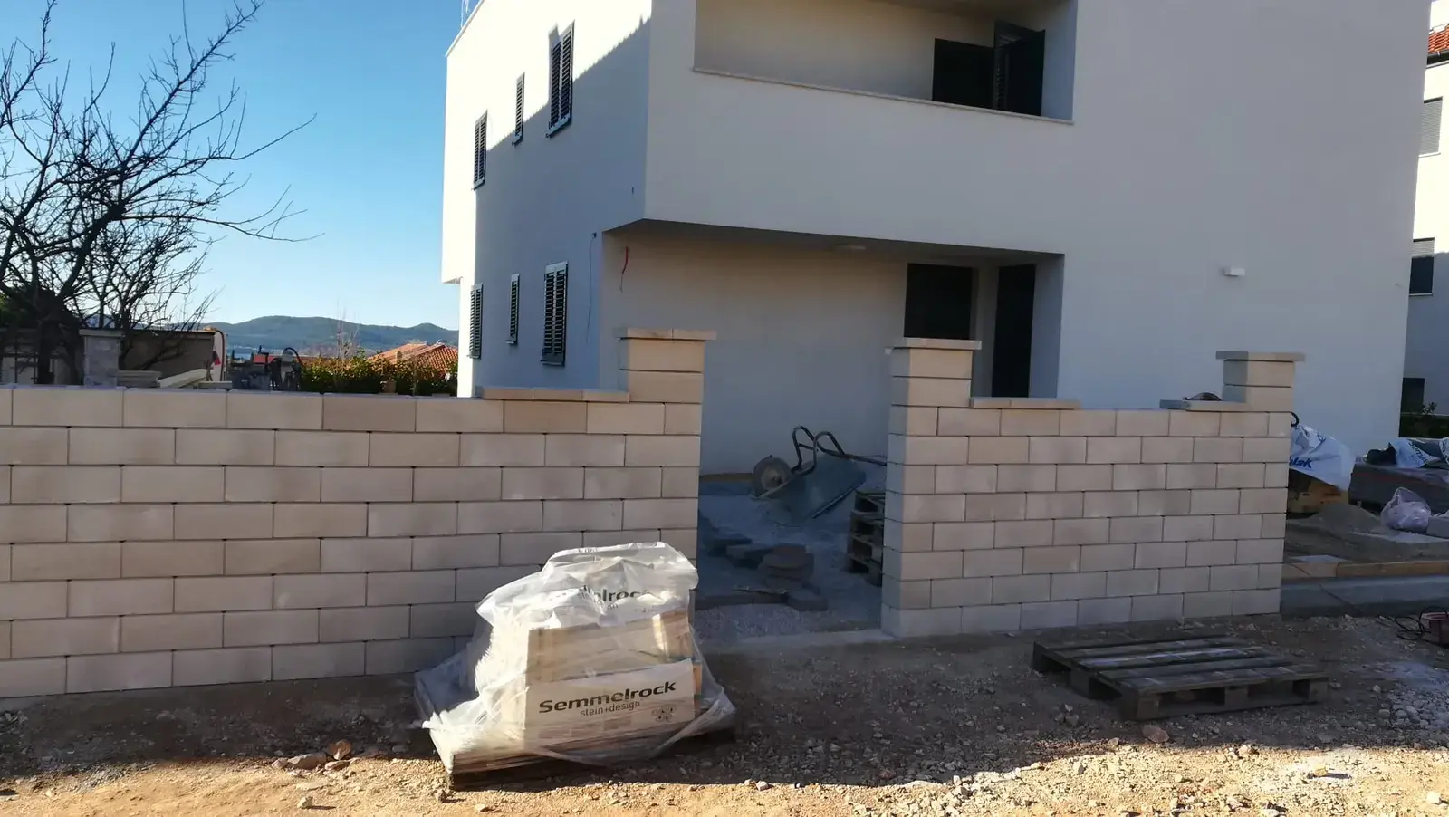 Izgradnja zidića od dekorativnih betonskih blokova