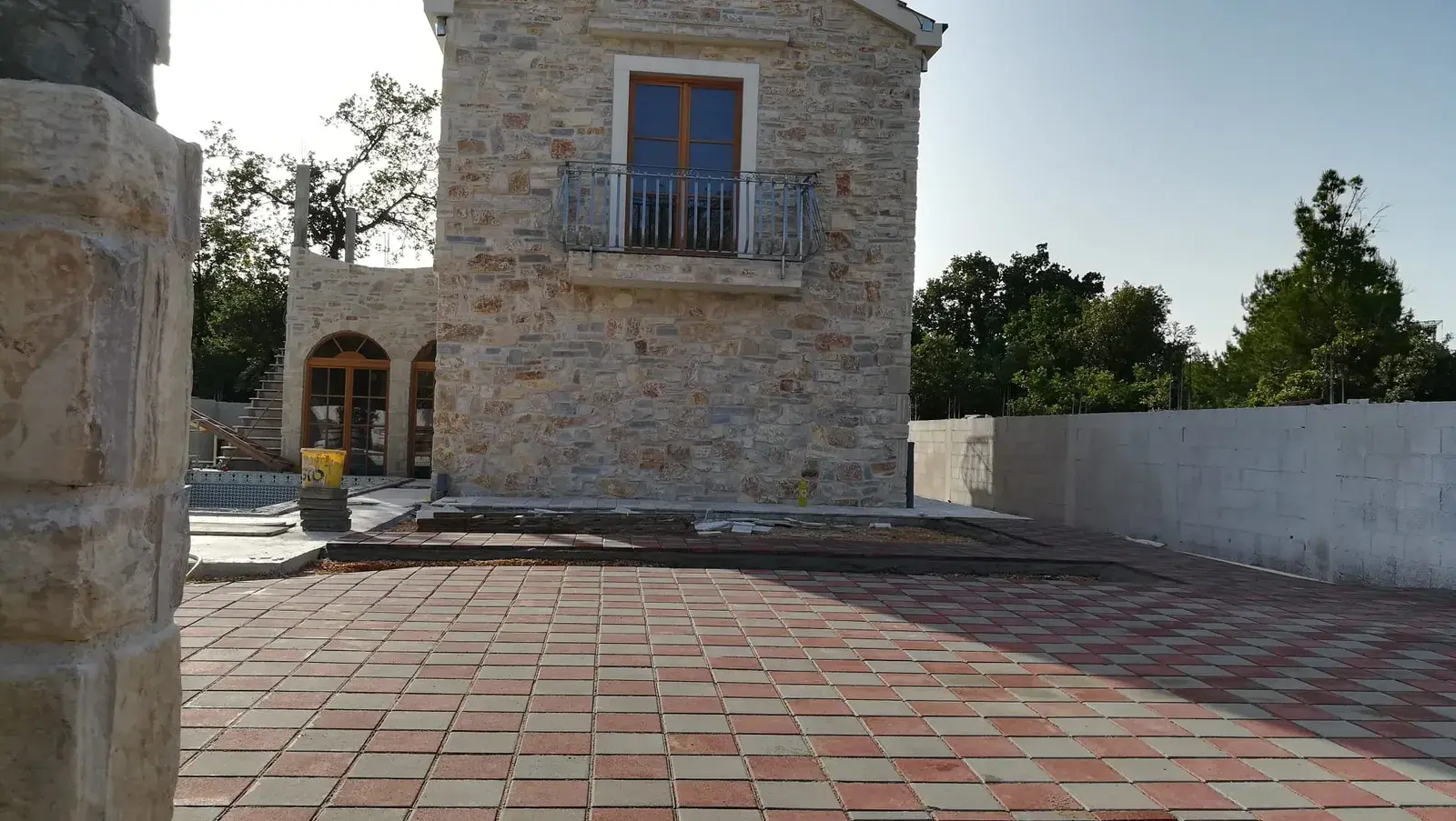 Popločana terasa crveno-bež opločnicima uz kamenu kuću u okolici Zadra